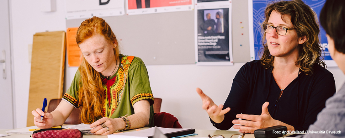 Professor*in und Student*innen im Seminar